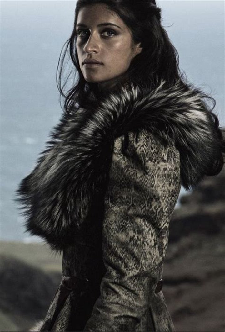 Anya Chalotra Eye Color, Lips, Eyes, Birthday, Dad, Mom, Religion Facts