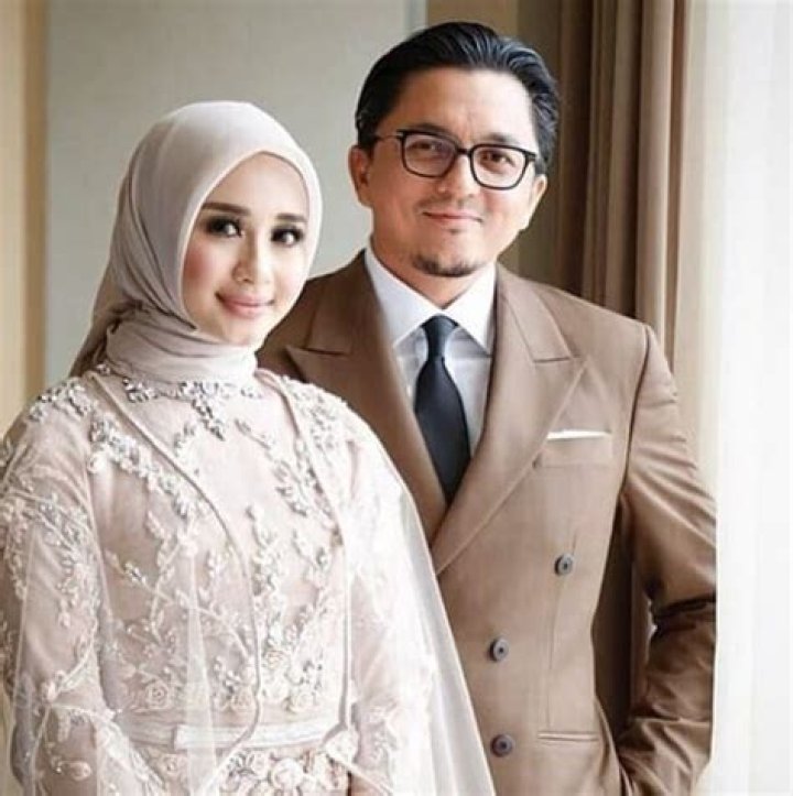 Engku Emran Wikipedia: Who is He Married To?