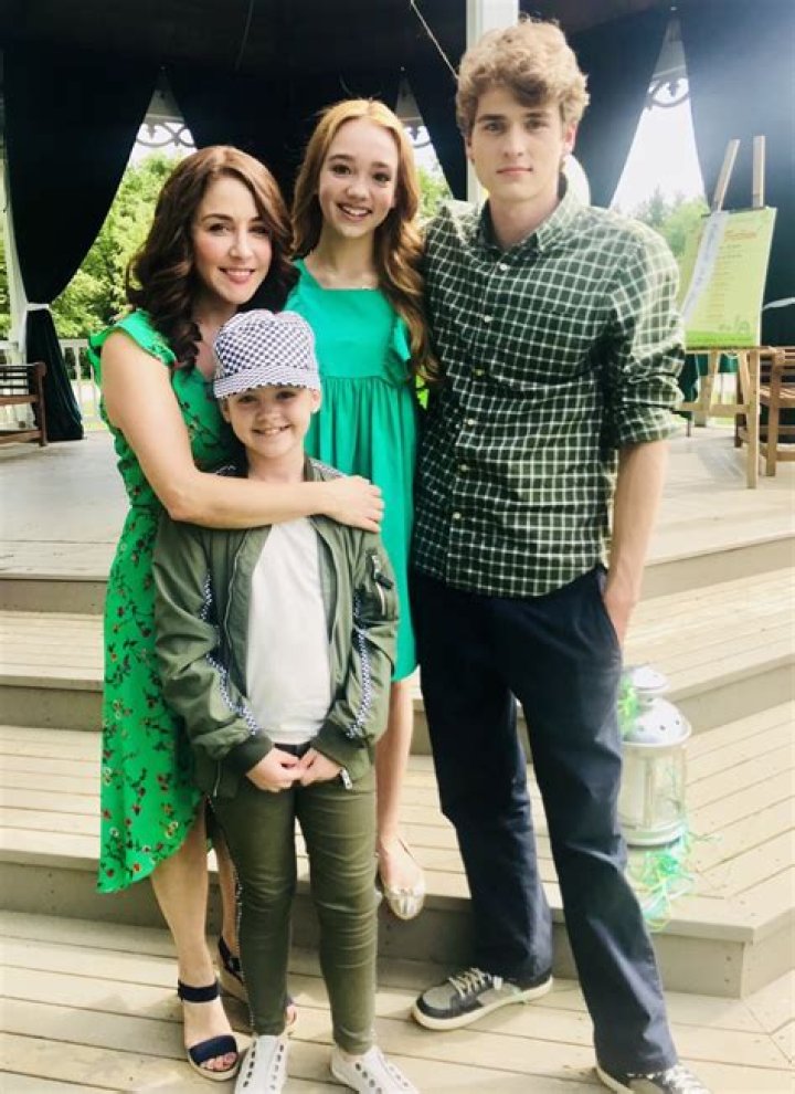 Erin Karpluk Bio, Career, Age, Family, Partner, Height, Net Worth, Movies