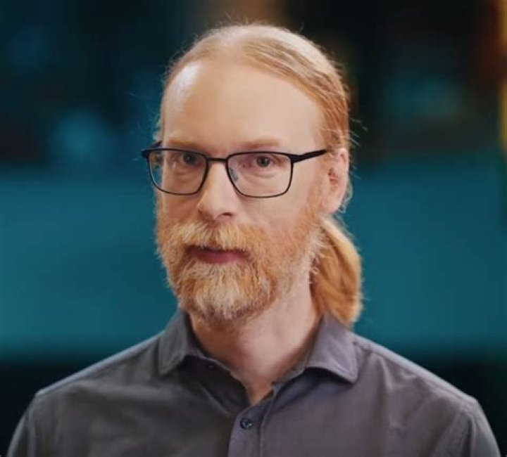 Jens Bergensten: Wife, net worth, tattoos, smoking & body facts