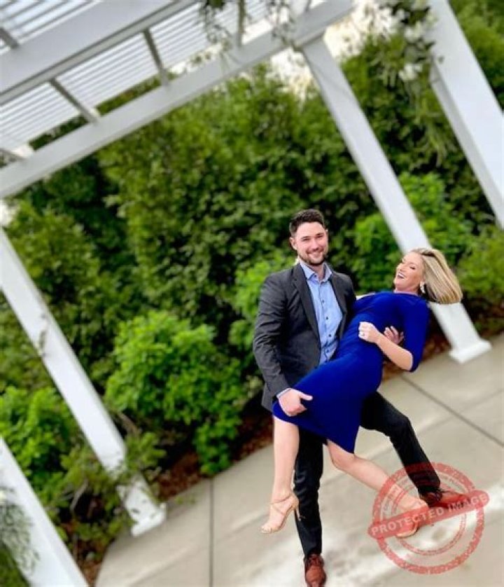 Linzi Sheldon Bio-Wiki, Age, Family, Husband, KIRO 7, Salary, and Net Worth