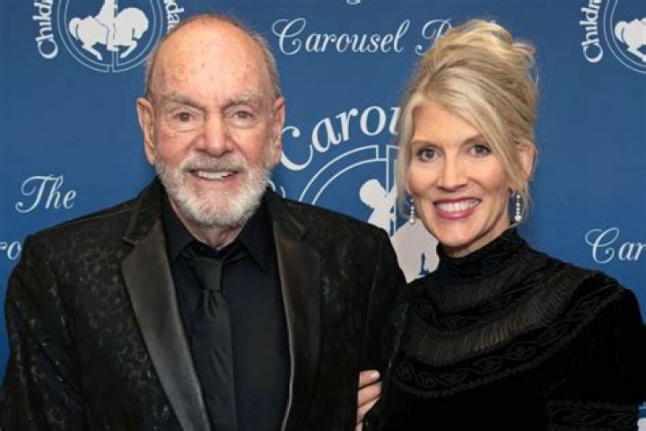 Neil Diamond: Wife, net worth, tattoos, smoking & body facts