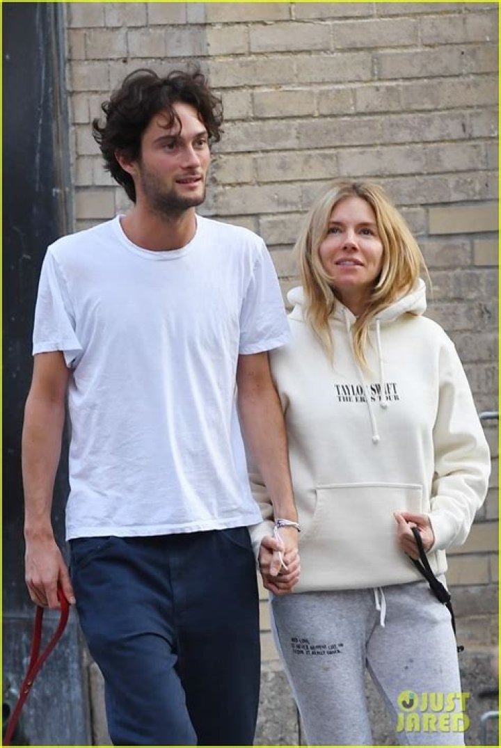 Sienna Miller: Boyfriend, net worth, tattoos, smoking & body measurements
