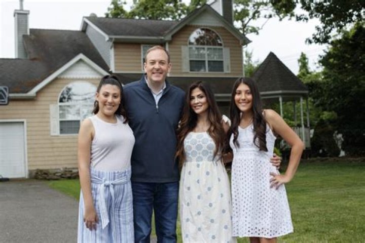 Valerie Calhoun Bio, Wiki, Age, Birthday, Height, Spouse, Family, Fox 13, Salary, and Net Worth.